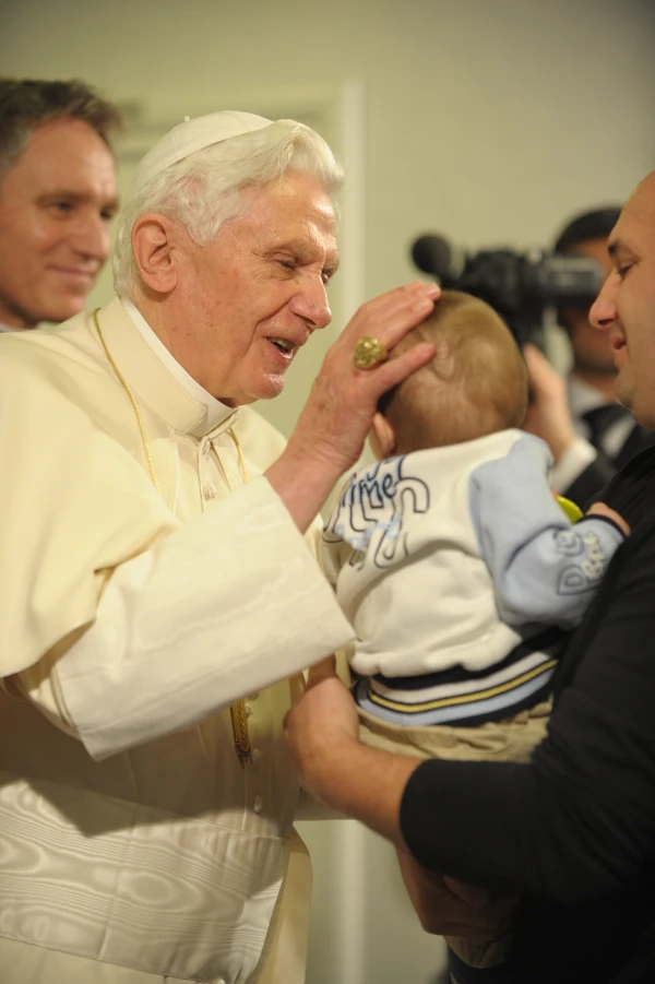 Benedicto XVI bendice un niño enfermo en el Gemelli. Crédito: Vatican Media