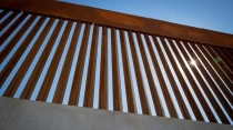 Muro fronterizo entre Mu00e9xico y Estados Unidos. Cru00e9dito: U.S. Customs and Border Protection photo by Jerry Glaser.