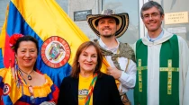 P. Marcio Toniazzo con inmigrantes / Foto: Comunicaciones Arzobispado De Santiago