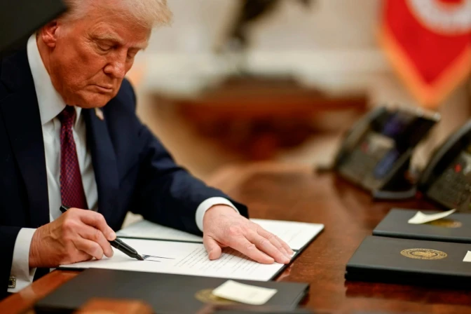 El presidente Donald Trump firma órdenes ejecutivas en la Oficina Oval de la Casa Blanca.