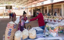 Catholic Relief Services distribuye alimentos a escolares en una escuela del departamento de Totonicapán (Guatemala) con la ayuda de padres voluntarios.