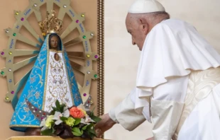Papa Francisco con la imagen de la Virgen de Luján Crédito: Daniel Ibáñez/EWTN