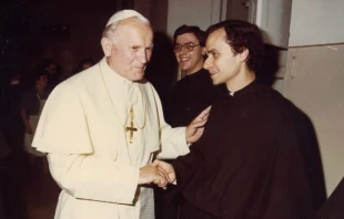 Robert Francis Prevost, con el hábito negro propio de los agustinos, saluda a San Juan Pablo II. Crédito: Cortesía de la provincia agustiniana del Medio Oeste (EEUU) Nuestra Madre del Buen Consejo.