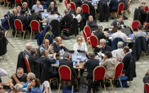 Delegados en el Sínodo de la Sinodalidad participan en reuniones de mesa redonda el 10 de octubre de 2024, en el Aula Pablo VI del Vaticano.